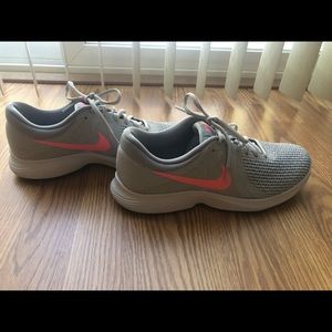 Women’s Nike sneakers *like new*